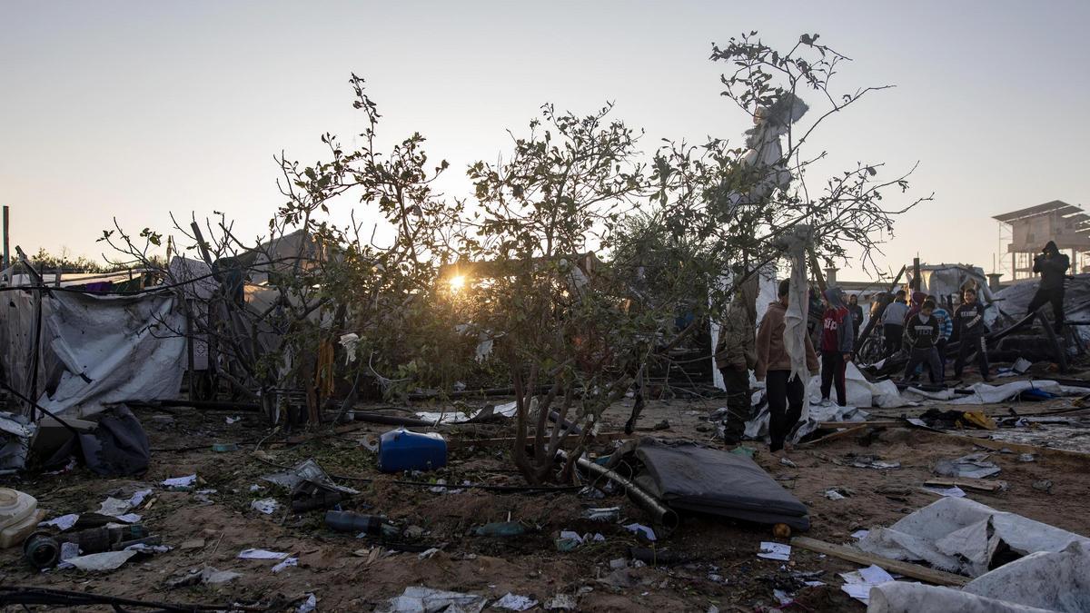 Al menos 34 muertos en un bombardeo de Israel a un campo de desplazados.