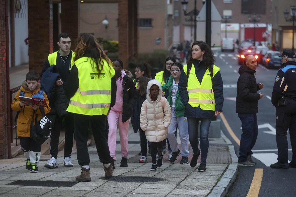 Los alumnos procedentes de La Corredoria llegan juntos al colegio Germán Fernández Ramos.