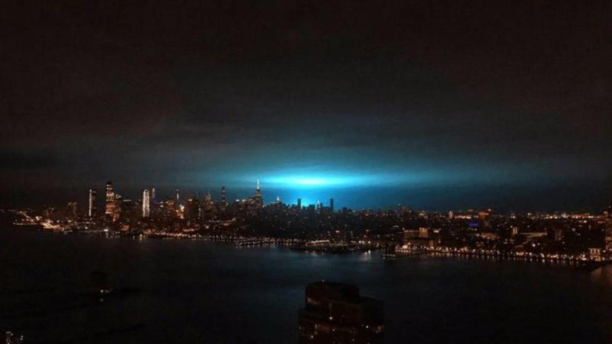 Una explosión pinta de azul el cielo en Nueva York