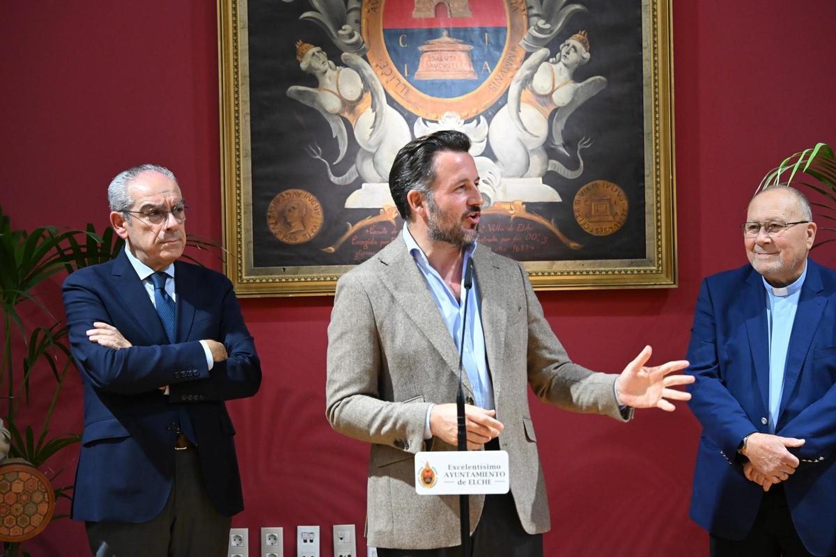El alcalde de Elche, este miércoles durante la presentación de las cartelas en la Sala del Consell del Ayuntamiento