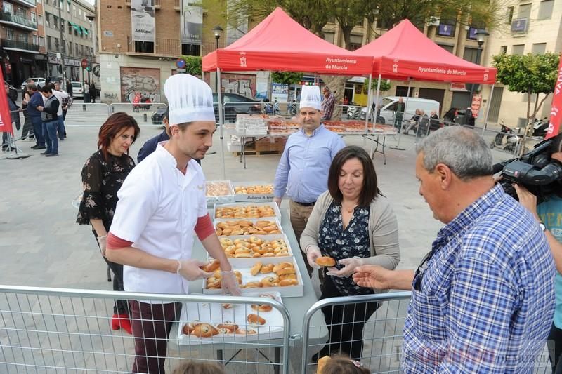 Reparto de monas en la Plaza de San Agustín de Murcia