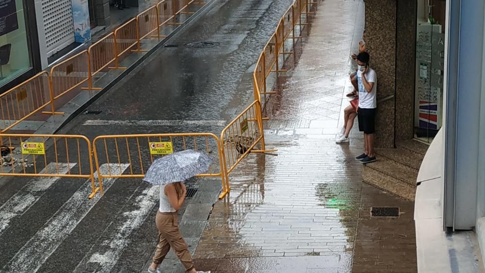 Imágenes del centro de Elche bajo la lluvia y en Montesol