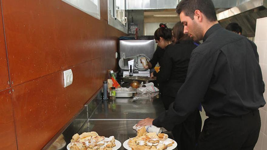 La buena marcha de la hostelería tira de la economía pitiusa.