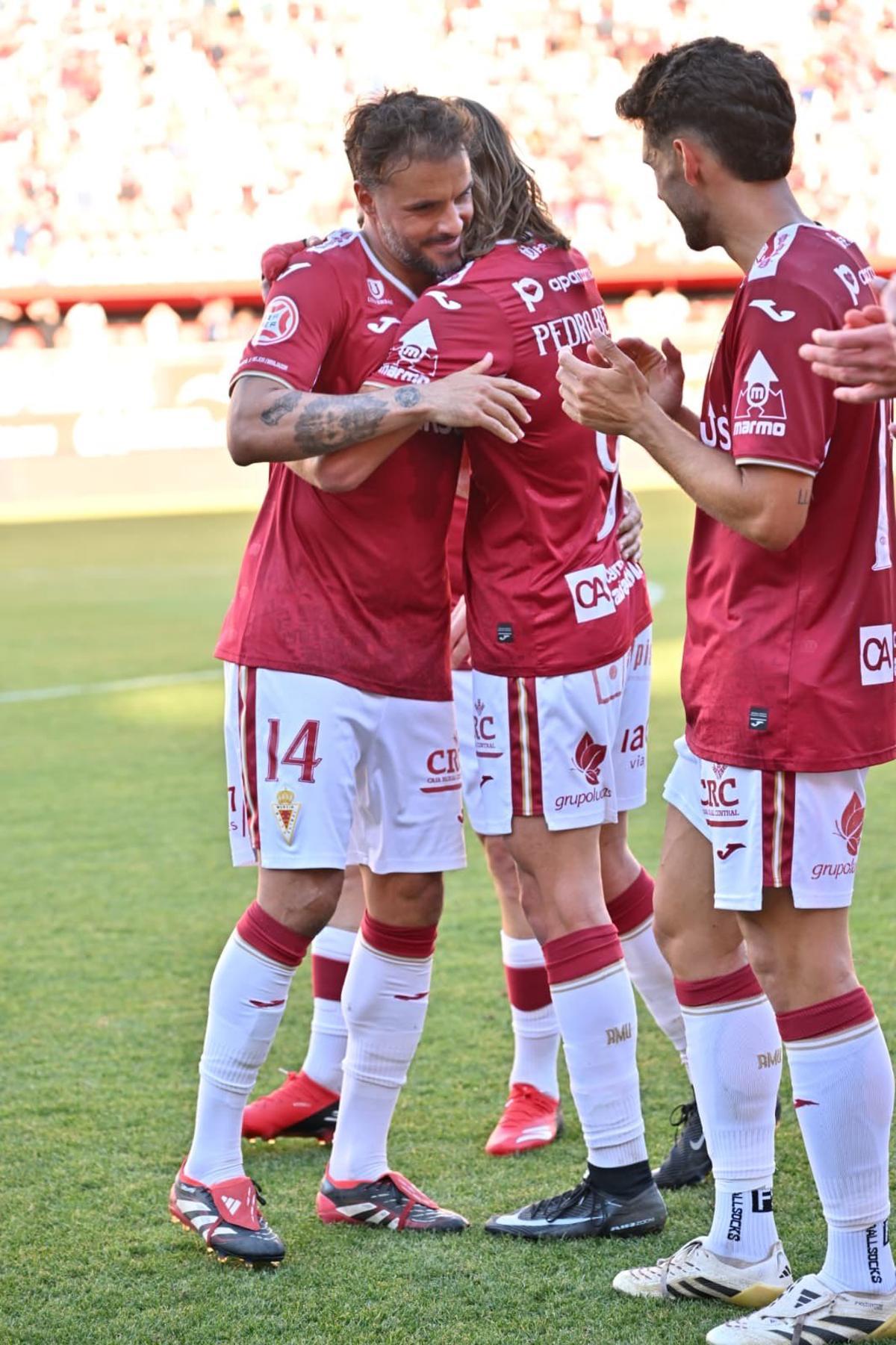 Pedro Benito abraza a Pedro León