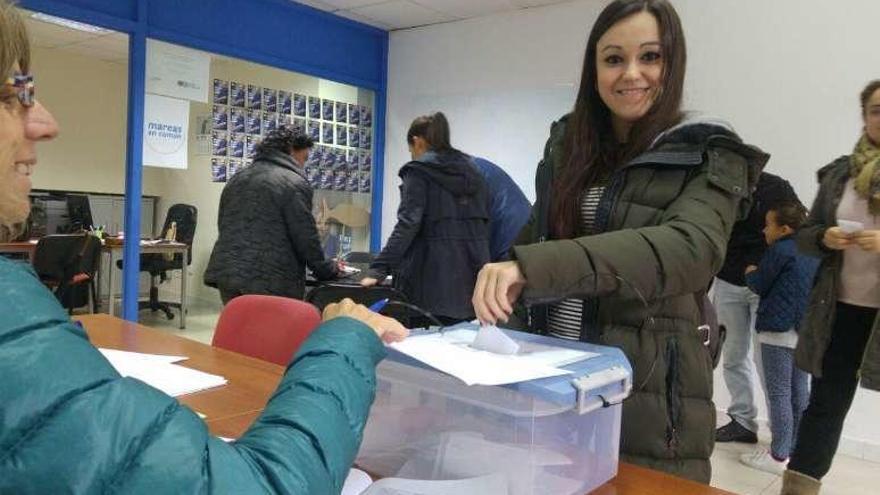 La votación se desarrolló en la sede de la calle Cruz Roja. // FdV