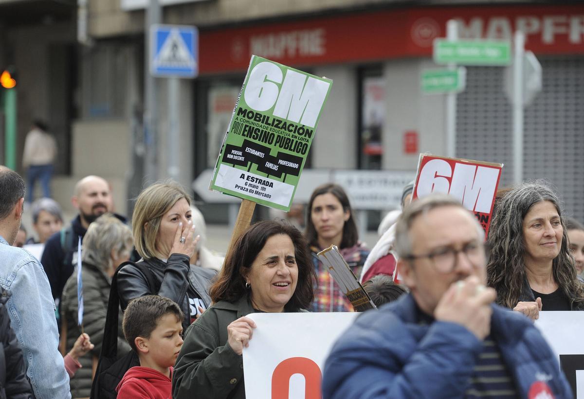 Centares de manifestantes recorren las calles de A Estrada.