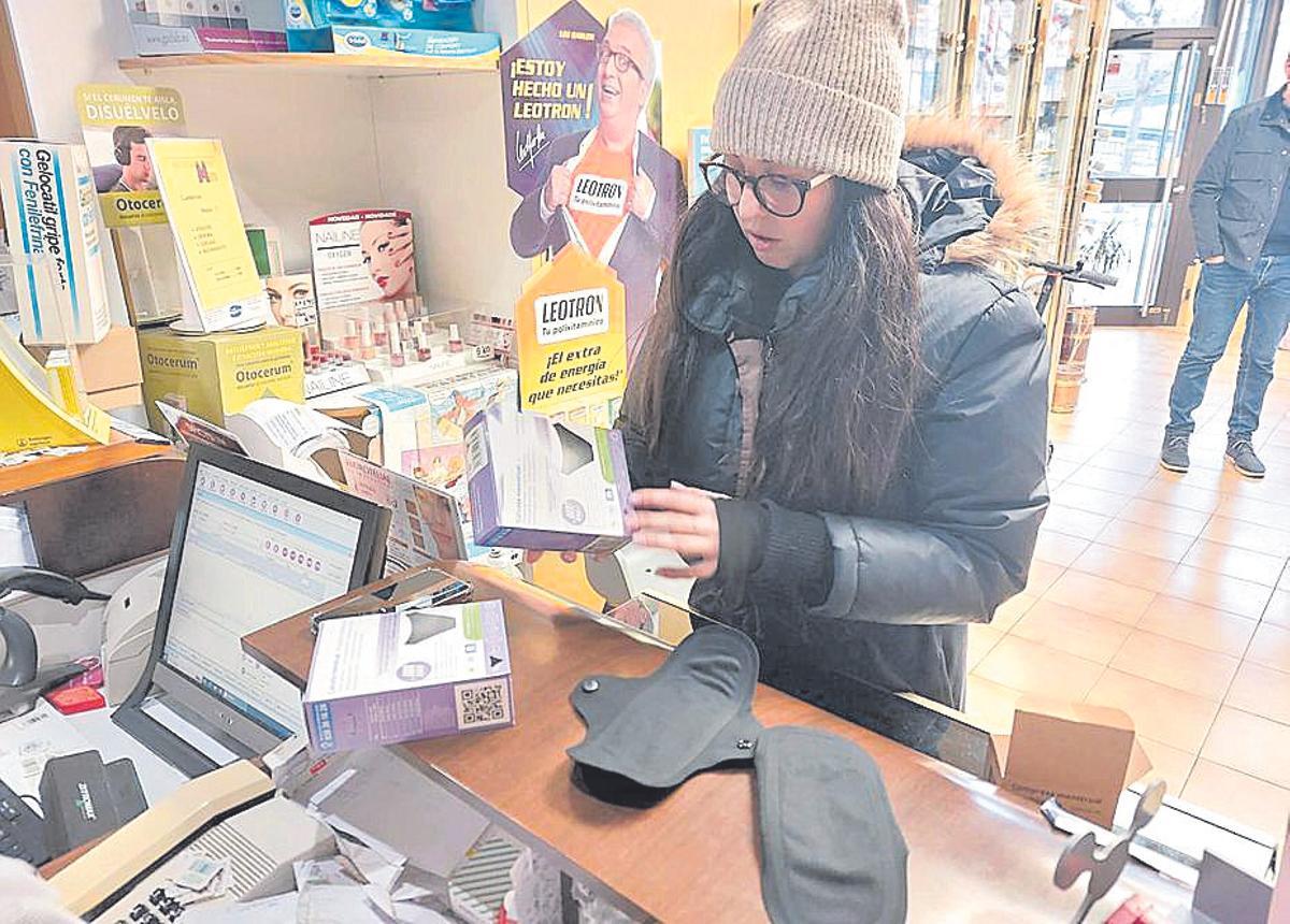 Una usuària adquirint unes calces menstruals, a Girona.