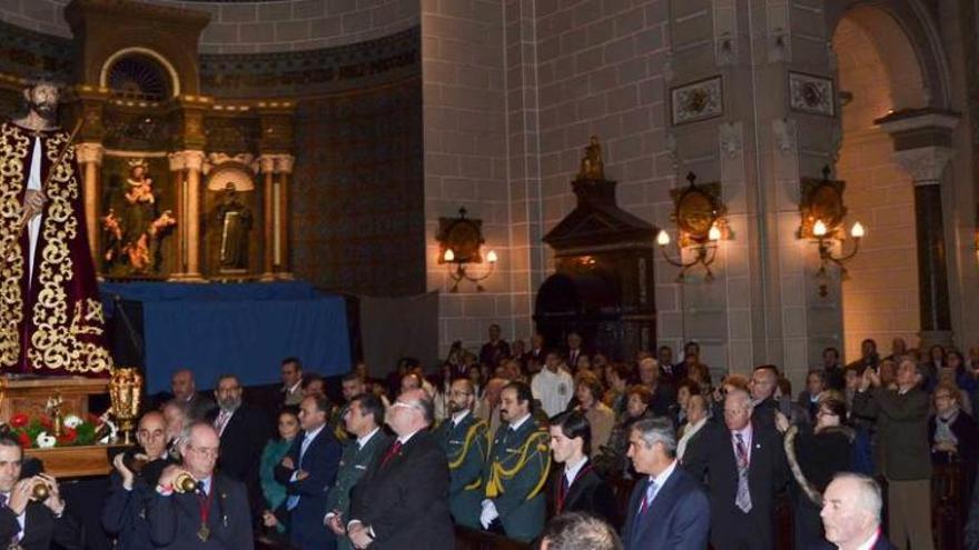 Los cofrades del Cautivo procesionan por el interior de San Juan el Real.