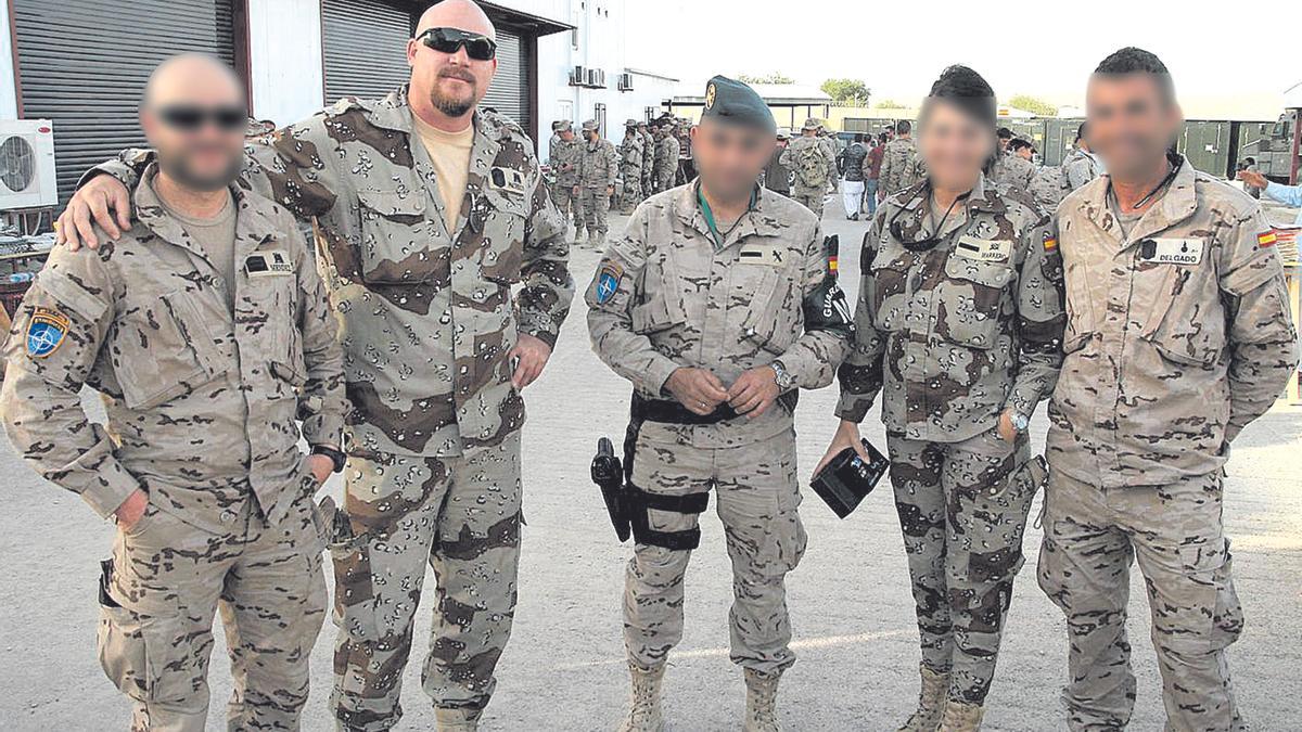 Antonio Cipriano García Pacheco, el segundo por la izquierda, durante una de sus misiones en Afganistán.