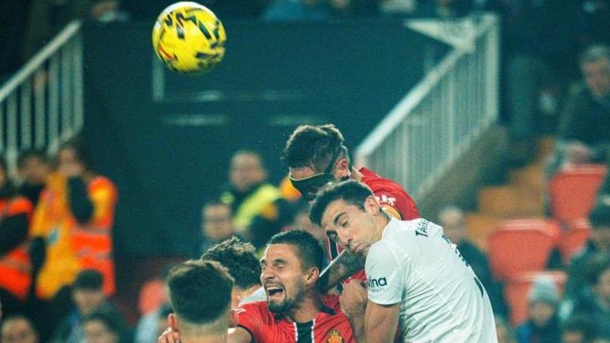 Raíllo se eleva por encima de todos para despejar el balón.