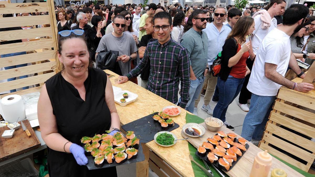 Una exitosa Festa do Salmón deja largas colas y raciones agotadas