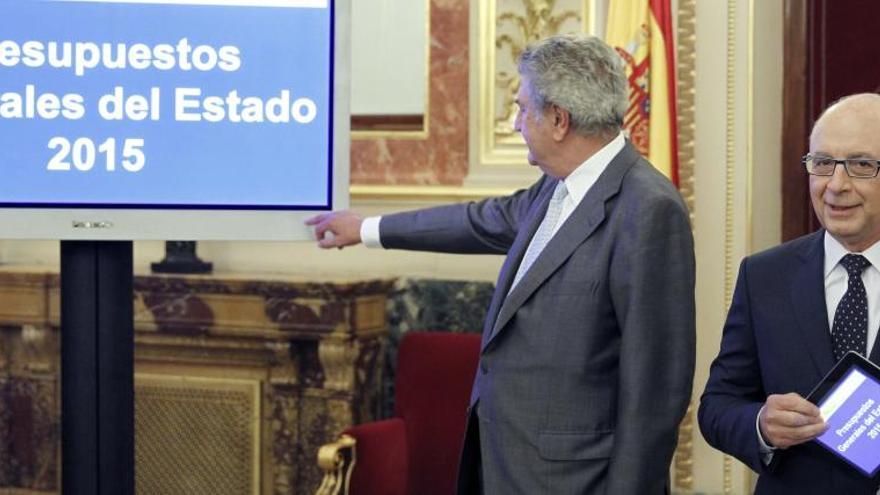 Cristóbal Montoro ha entregado al presidente del Congreso, Jesús Posada, el proyecto de ley de Presupuestos.