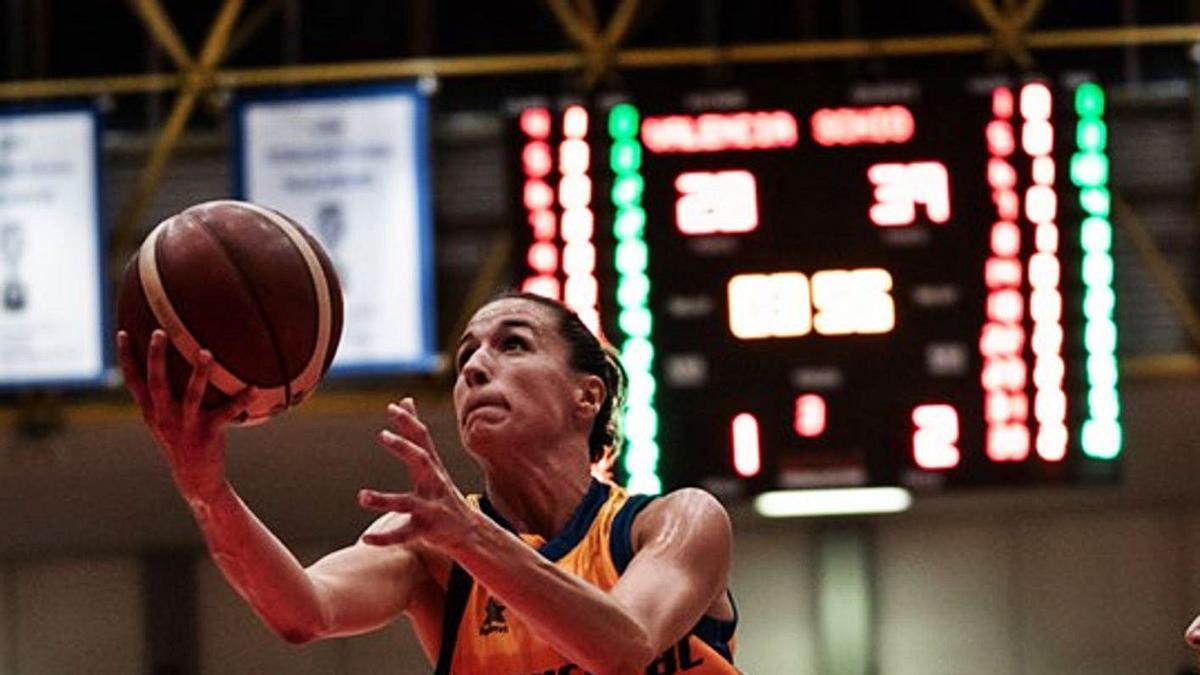 Queralt Casas, en una entrada a canasta en el partido de ayer ante el Schio. | FIBA