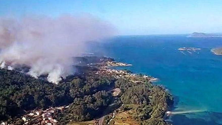 Imagen aérea del incendio en Porto do Son.