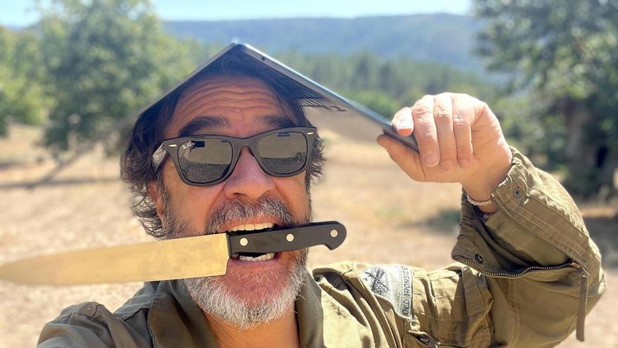 Así pasa este verano el escritor Pedro Feijóo