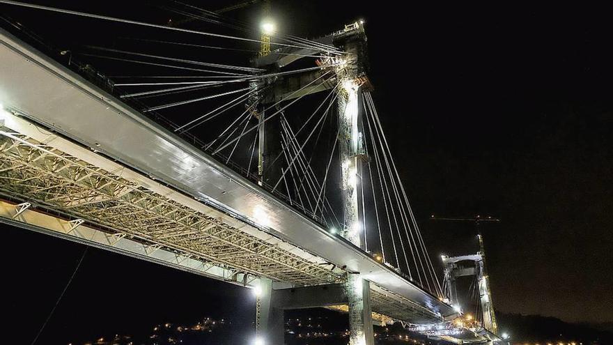 El puente de Rande, iluminado para las obras de ampliación. // Santos Álvarez