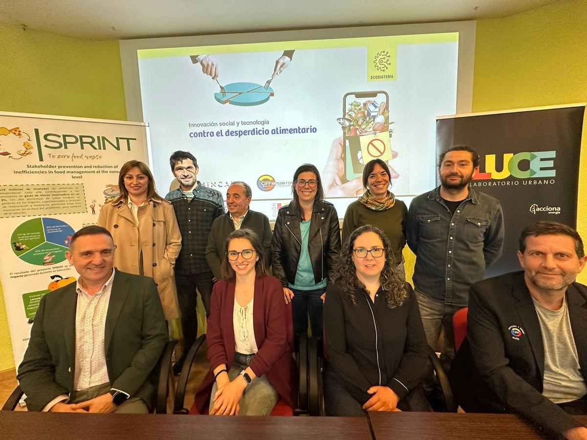 En la fila inferior, por la izquierda Javier Moreno (Masymas), Cristina Viera (ASINCAR), Tatiana Vázquez (ASINCAR), Roberto Suárez (CIFP Hostelería y Turismo de Gijón); en la fila superior, por la izquierda Romina Fernández (masymas), Christian J. Robledo (CIS Robotics), Juan José Cima (Fundación Banco de Alimentos de Asturias), Nerea Sánchez (ABAMobile), Esther Lozano (Ayuntamiento de Gijón), Xurde Arenas (CIFP Hostelería y Turismo de Gijón).
