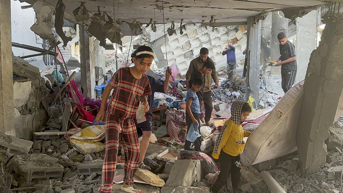 Varios niños, en un edificio bombardeado en Gaza.