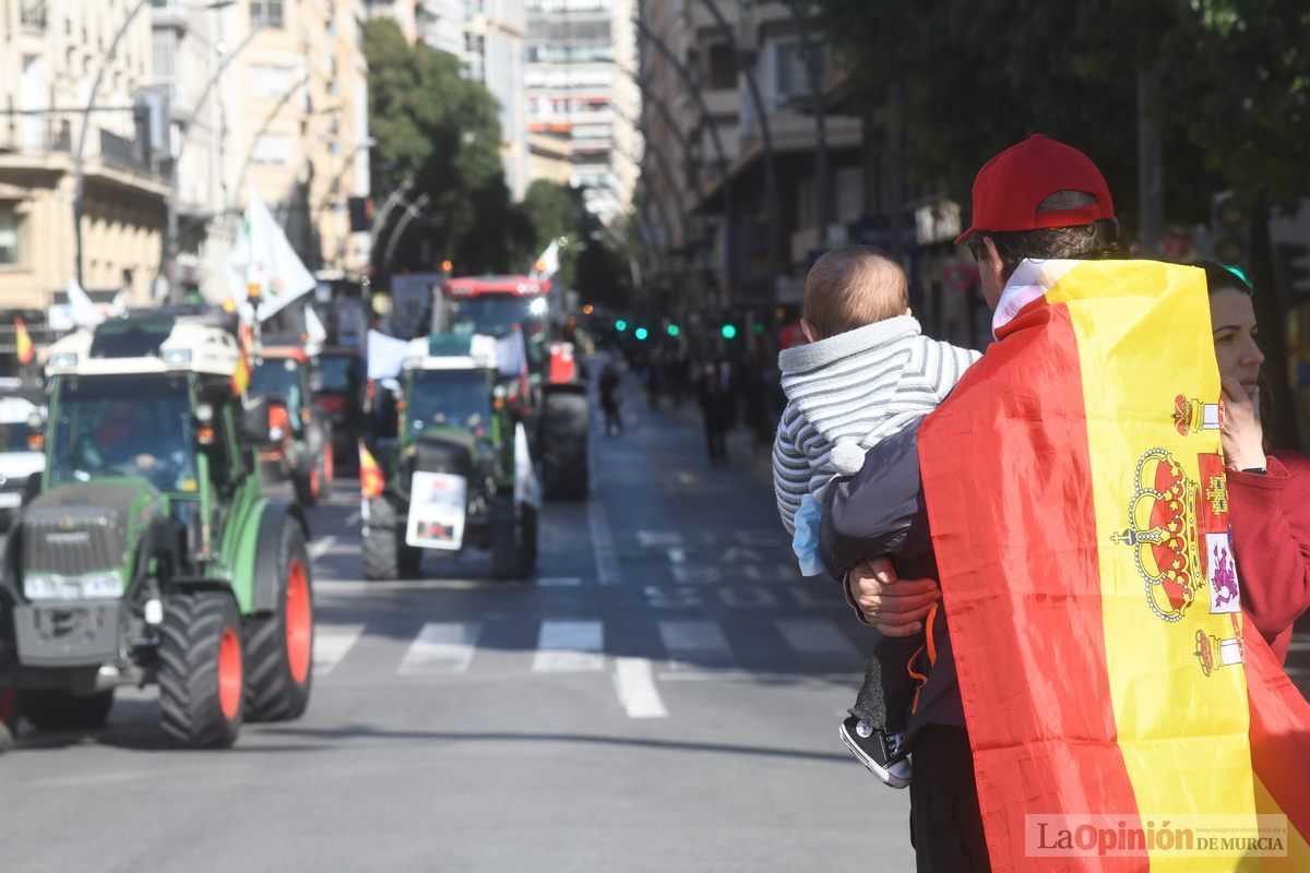 Miles de agricultores y ganaderos toman las calles de Murcia