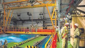Trabajadores en el interior de la planta, durante la recarga de uno de los reactores.