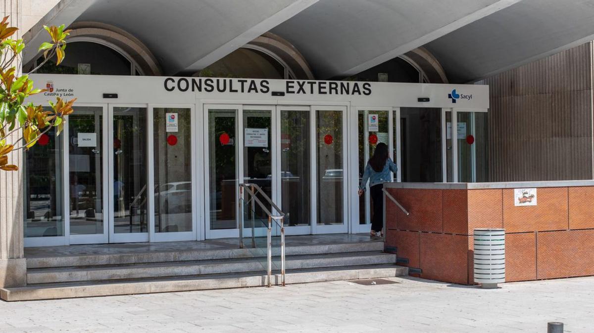 Entrada a consultas externas del Hospital Virgen de la Concha de Zamora. | S. V. (Archivo)