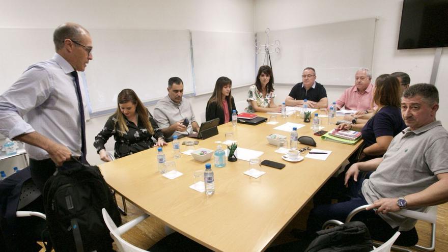 Representantes de la patronal de hostelería y de los sindicatos en la mesa del convenio de hostelería.