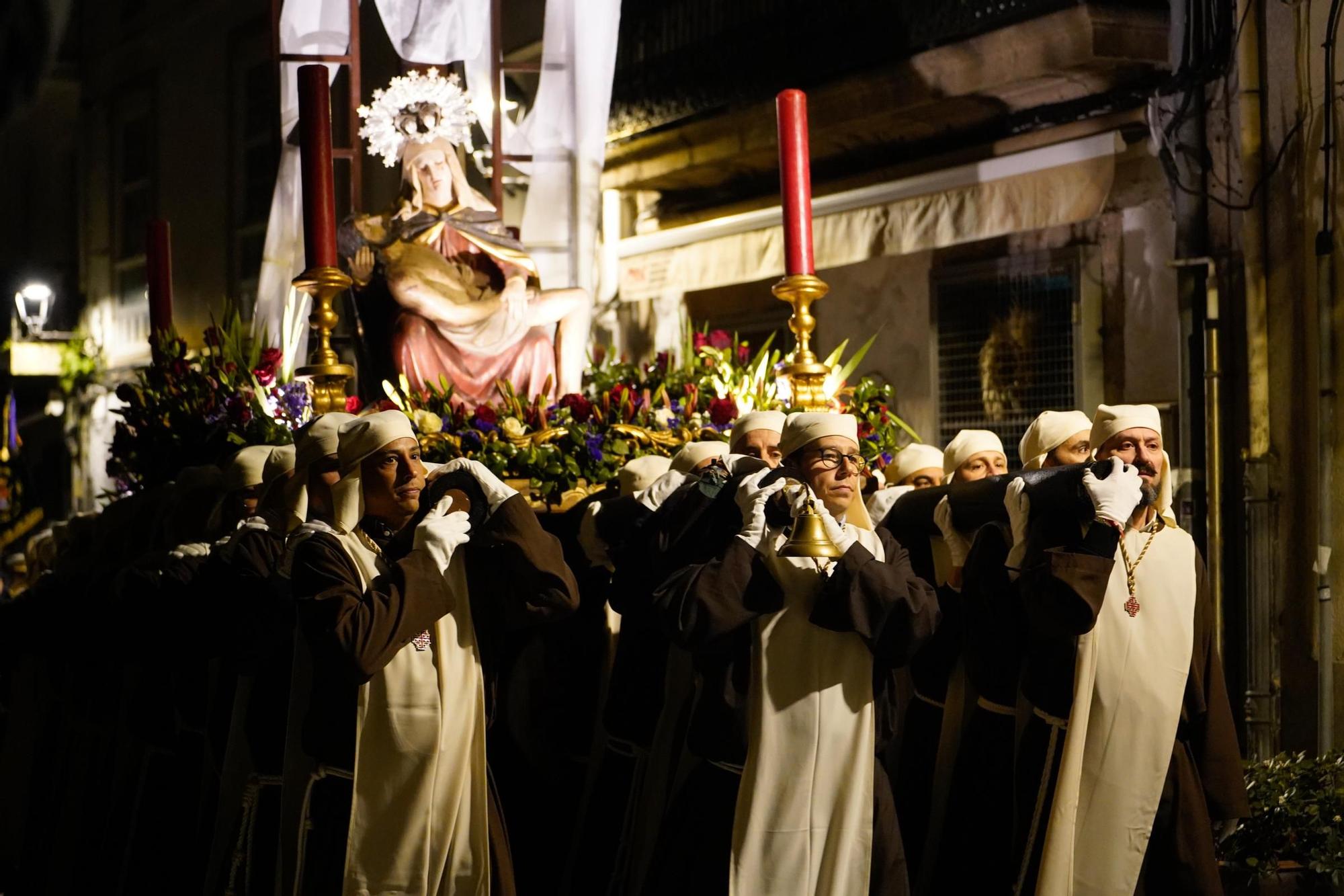 La Piedad recorre las calles de la Ciudad Vieja en la cuarta jornada de procesiones