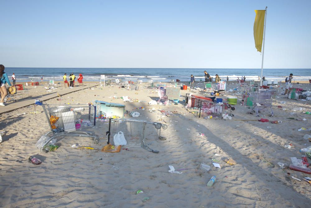 El macrobotellón de Santa Faz deja en la playa miles de kilos de basura