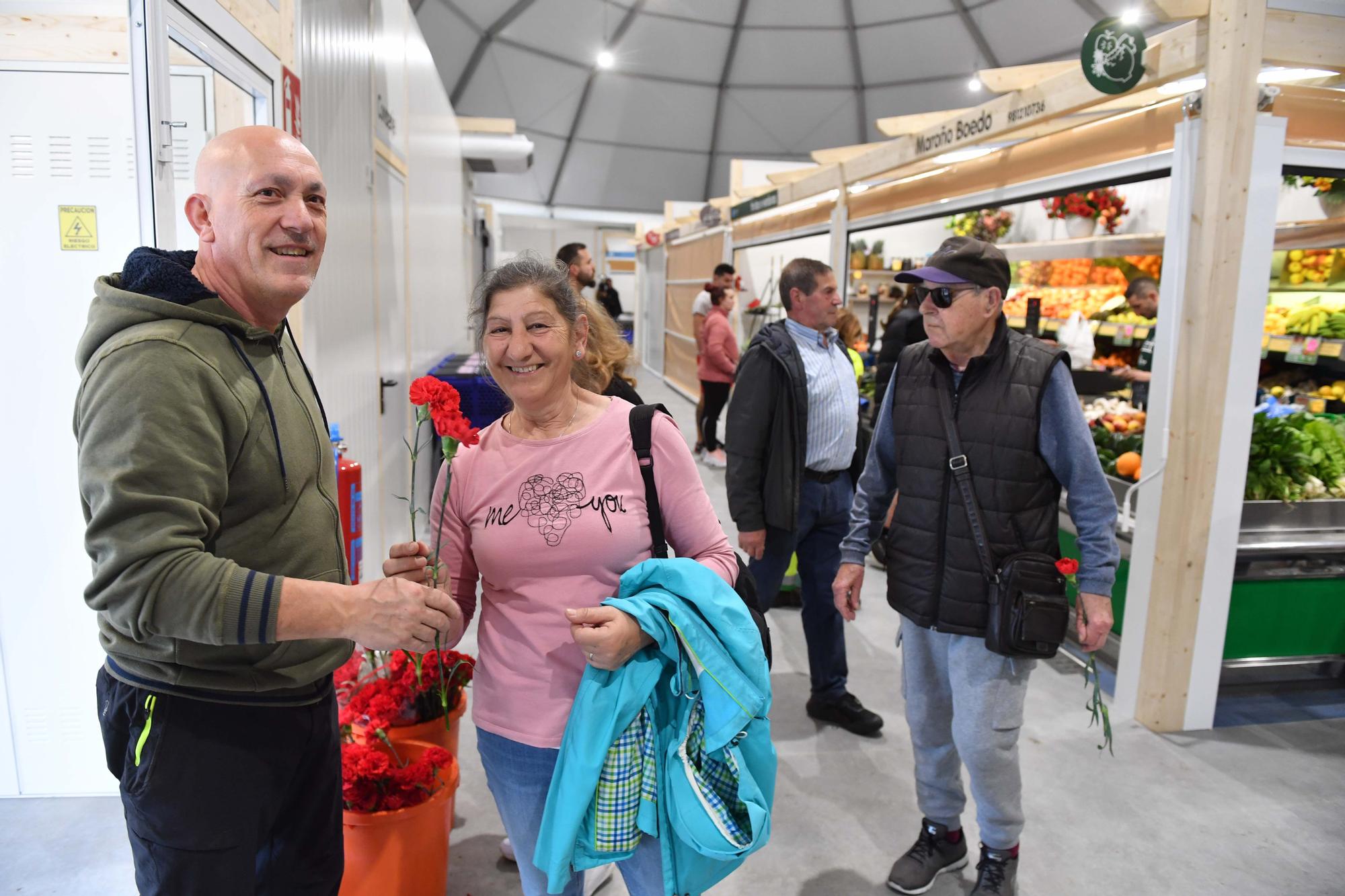 El mercado provisional de Monte Alto abre sus puertas: flores, clientes de siempre y nuevos curiosos