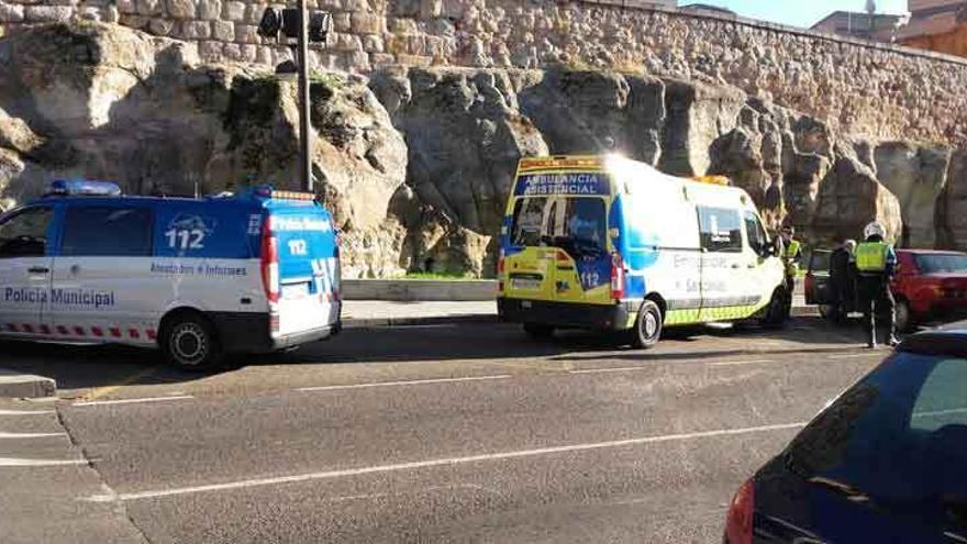 Policía Municipal y sanitarios del 112, en el lugar de accidente, junto al vehículo implicado.