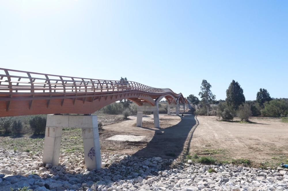 Sin fecha oficial para su apertura, la pasarela de madera que conecta la rotonda junto al Estadio de Atletismo y el Martín Carpena con la orilla opuesta del río Guadalhorce ya está instalada.