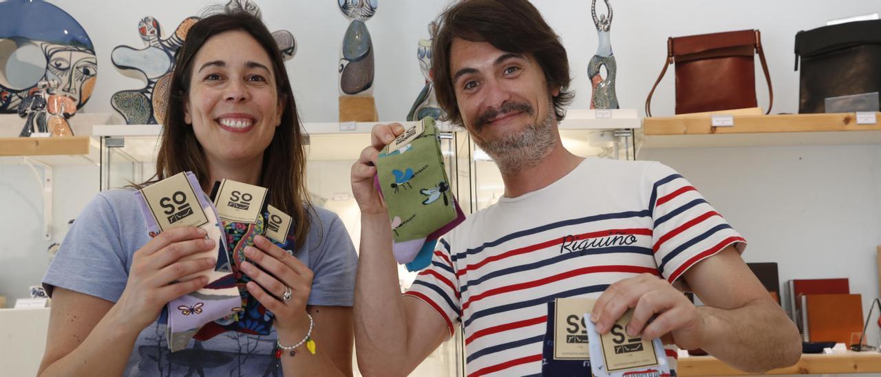 Ana Carpintero y Fran García, responsables de Somos Océano, en la tienda “Porta da Pía” de Tui, uno de los comercios locales en los que venden sus diseños