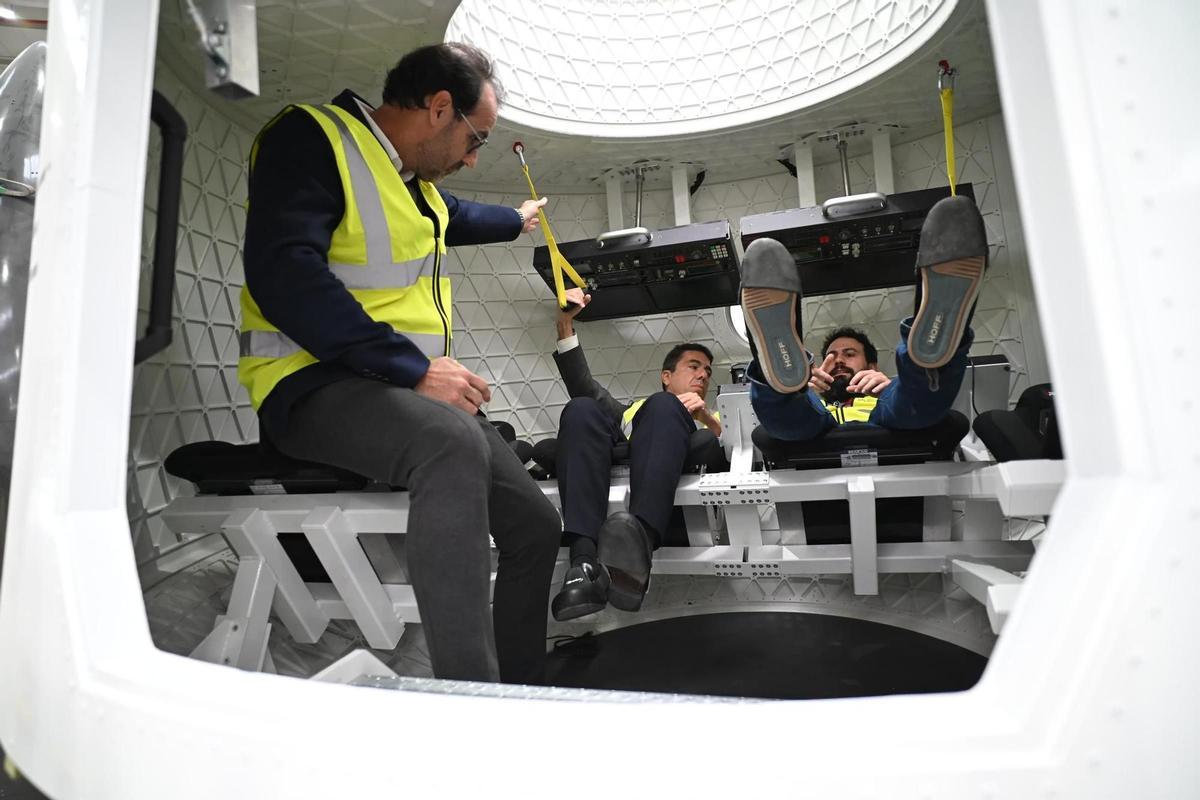 Ezequiel Sánchez, Carlos Mazón y Raúl Verdú, en el interior de la cápsula Lince.