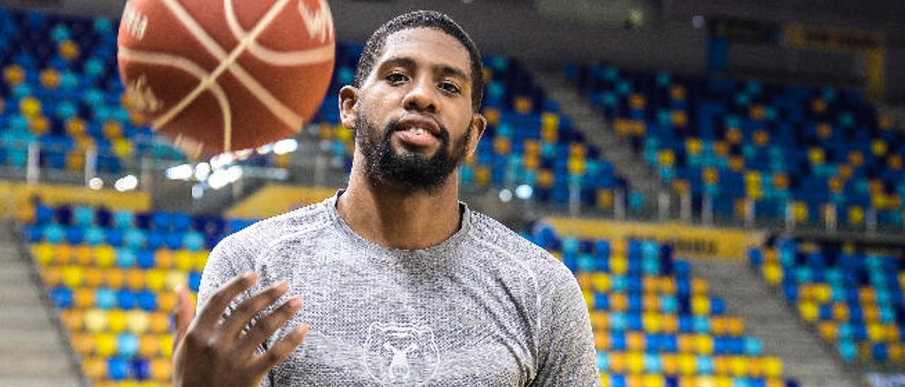 Royce O&#039;Neale, jugador del Herbalife Gran Canaria, maneja el balón en el Gran Canaria Arena, después del entrenamiento de ayer.