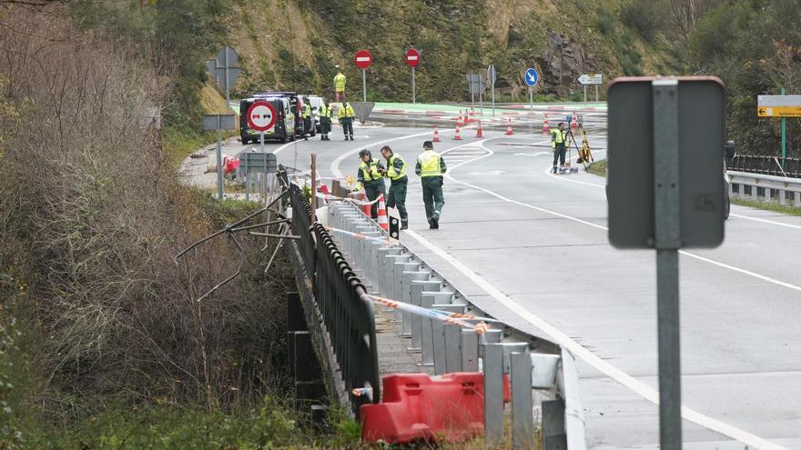 ¿Son adecuadas las barreras de protección del puente donde se precipitó al Lérez el autobús? Los expertos opinan
