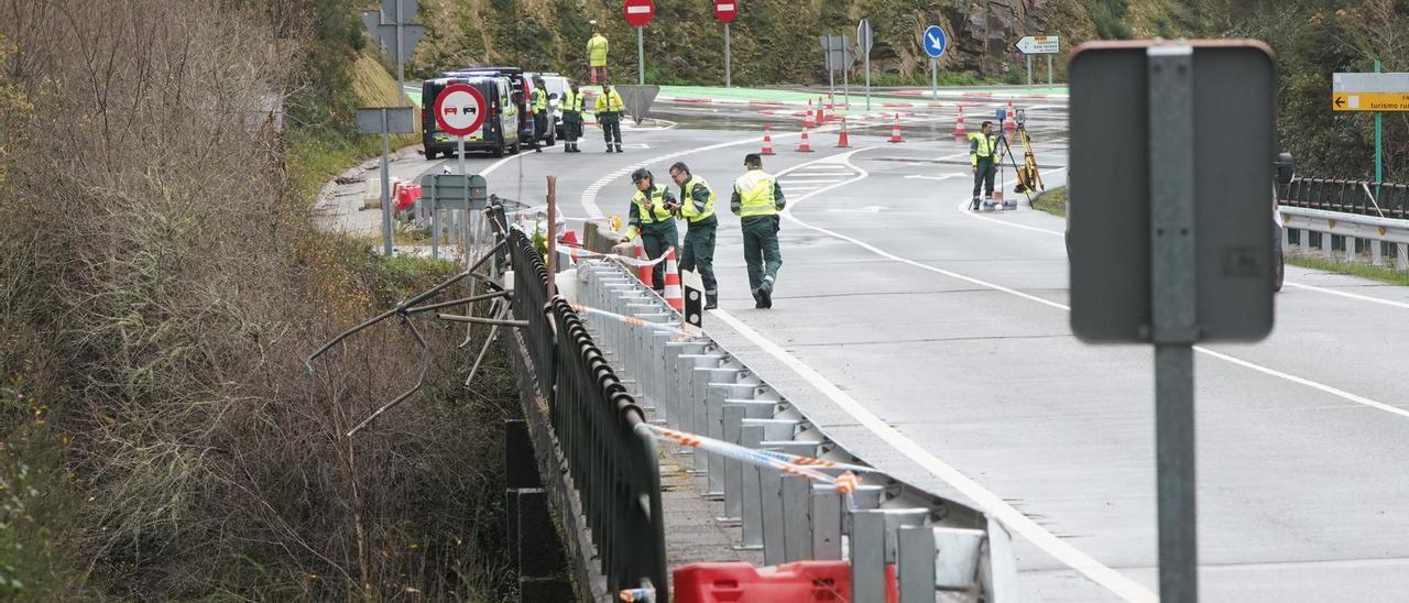 Agentes de la Guardia Civil inspeccionan el puente de Pedre