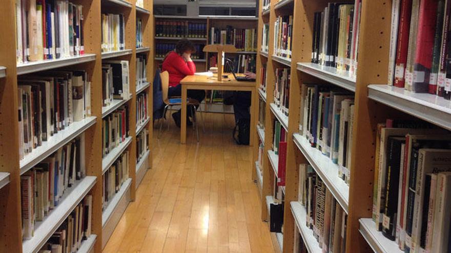 La biblioteca Cánovas del Castillo, en la calle Ollerías.