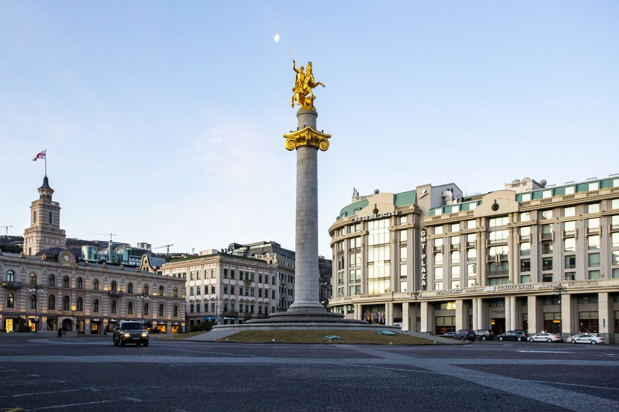 La Plaza de la Libertad, coronada por la estatua dorada de San Jorge