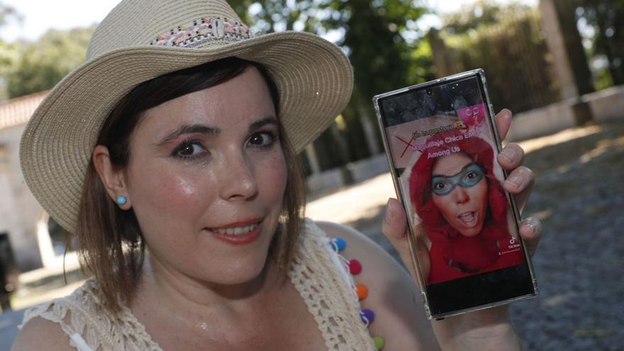 Eva Grandal muestra uno de sus vídeos de TikTok.
A la derecha, su foto de perfil en OnlyFans,
donde su apodo es Evita Camila.  | // JOSÉ LORES /E.G.