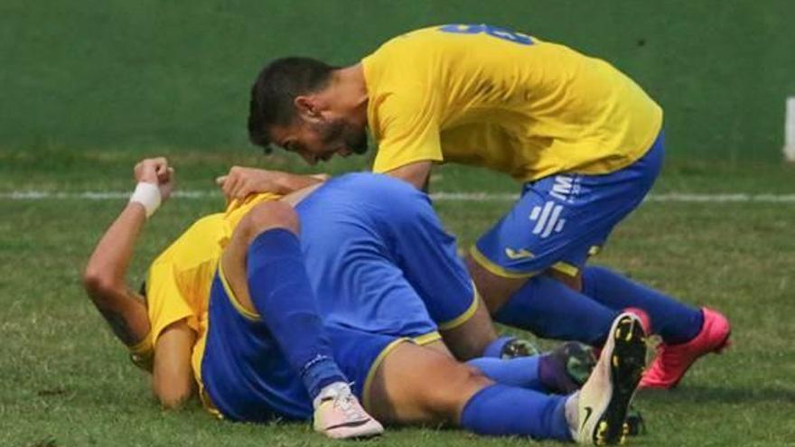 Jugadores del Orihuela celebran uno de los goles.