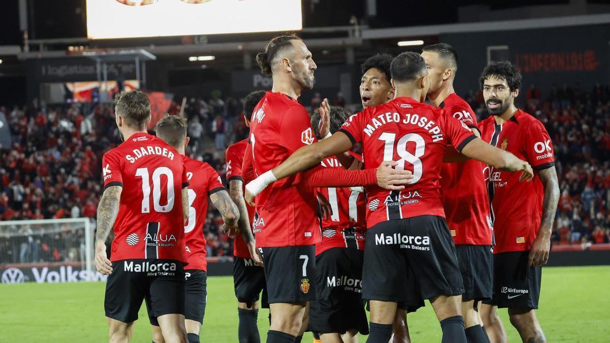El delantero kosovar del Mallorca Vedat Muriqi (c) celebra tras anotar el primer gol de su equipo durante el partido de la jornada 12 de LaLiga EA Sports que el RCD Mallorca y el Getafe CF disputan este domingo, en el estadio de Son Moix en Palma de Mallorca. EFE/ Cati Cladera