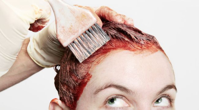 Trucos para teñirte las canas en casa y que no acabe en desastre - Woman