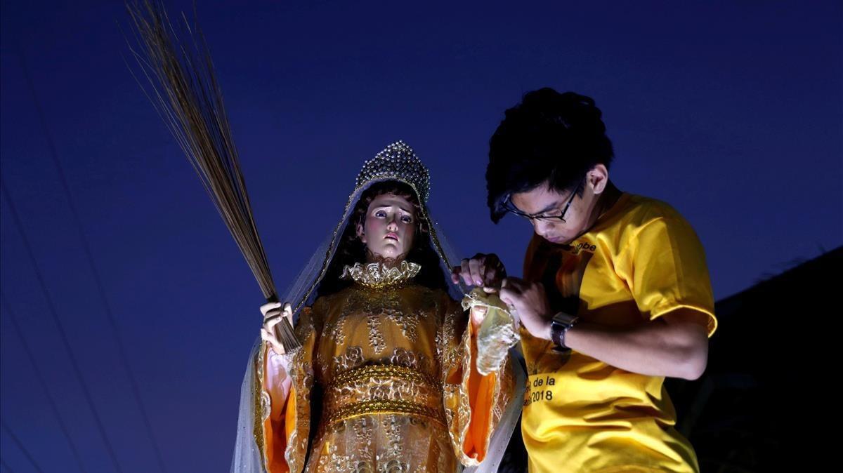 Devotos en una procesión en Pola, Filipinas.