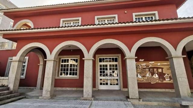Entrada principal de la biblioteca Torrente Ballester de Bueu. // Santos Álvarez