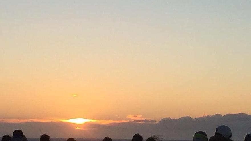 La sortida del sol des del cap de Creus, a l´Aplec del Sol Ixent de Cadaqués, ahir a primera hora del matí.