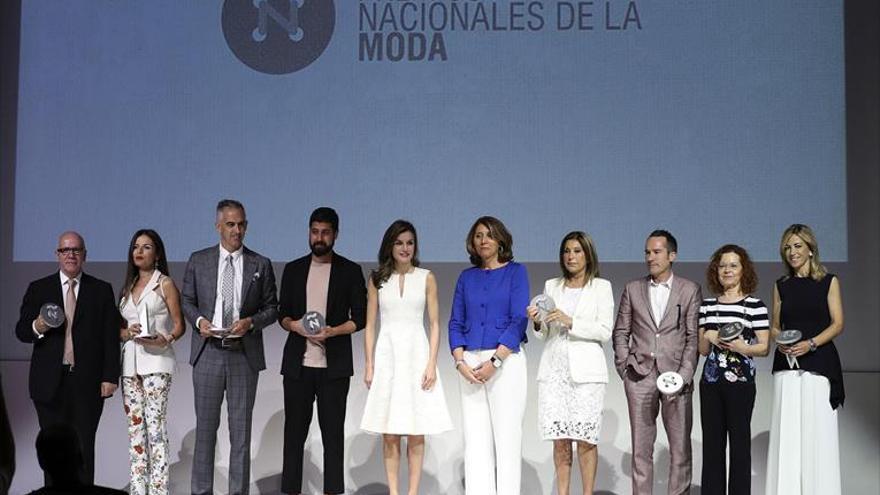 La reina Letizia entrega los premios de la moda