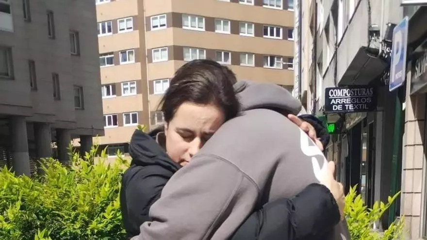 Una coruñesa, en huelga de hambre ante la Xunta para que atienda a las necesidades especiales de su hijo: "Estaré hasta que le den una plaza, es su derecho"