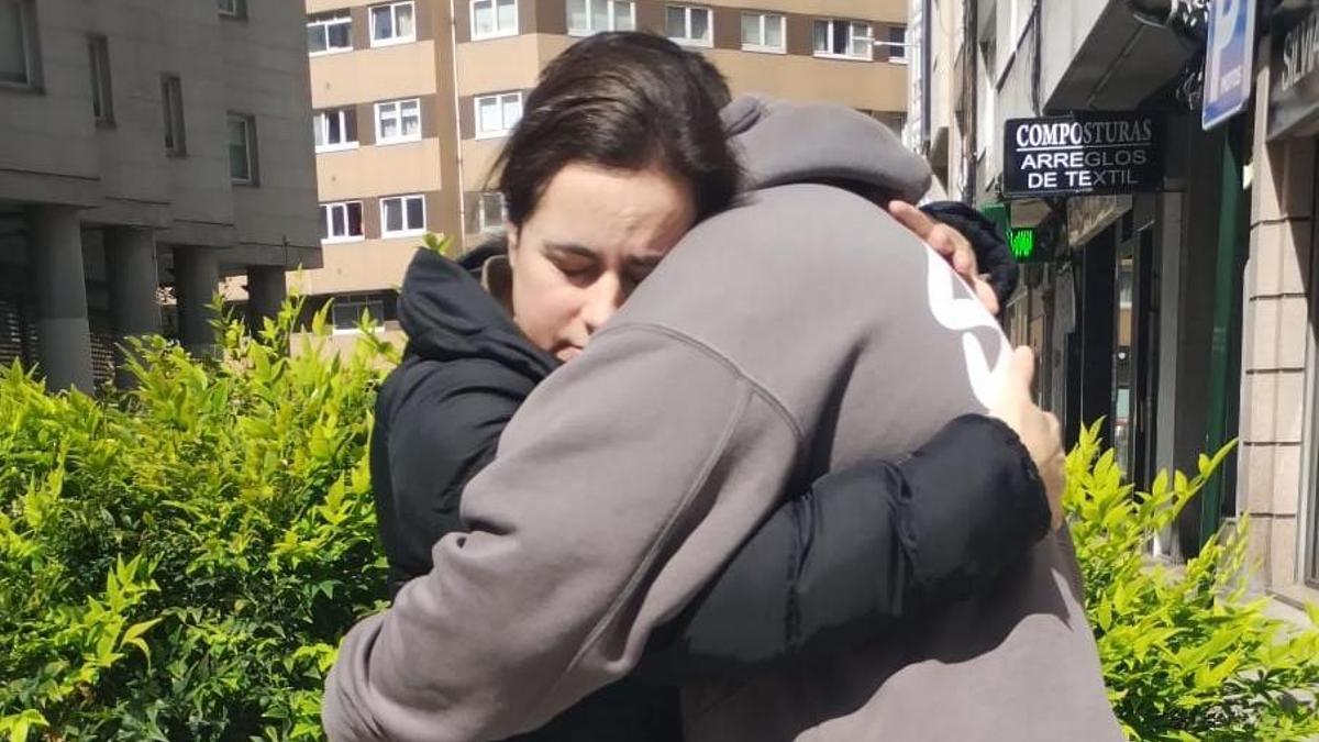 La coruñesa María Carmen Villar, abrazada a su hijo, B.