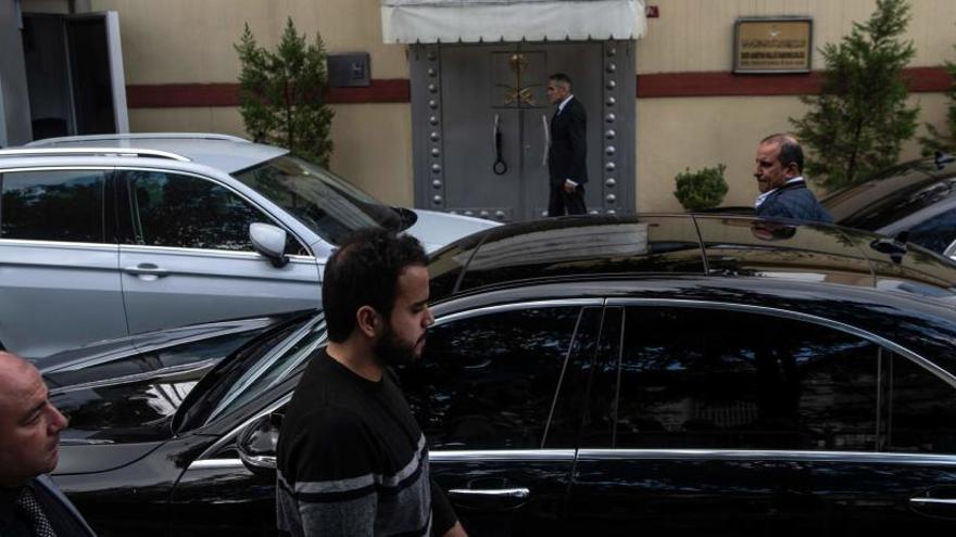 Coches oficiales junto al consulado de Arabia Saudí en Estambul.
