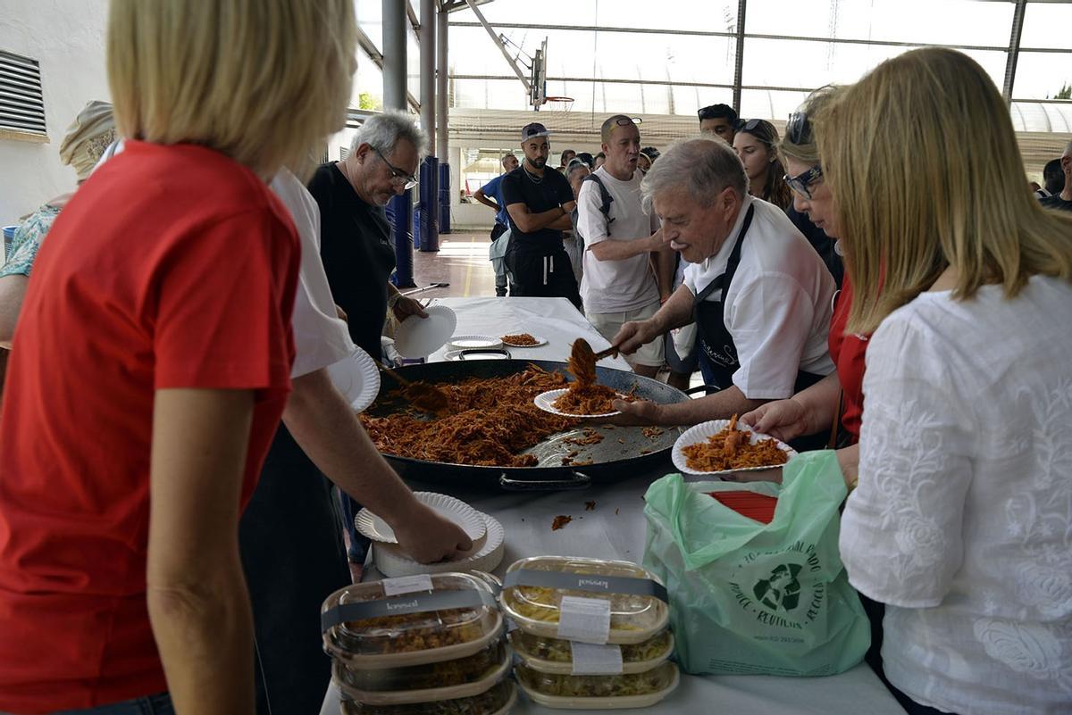 Todos los presentes disfrutaron de una fideuà